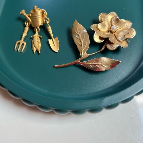 Whimsical Vintage 2 Piece Gardening Flower Gold Brooch Pins Lot - Picture 1 of 6